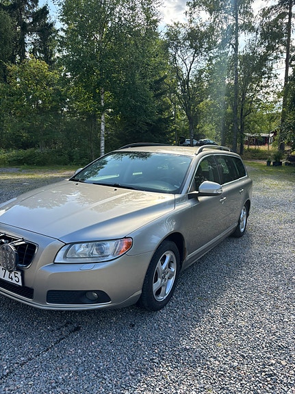 Volvo V70 2 of 5