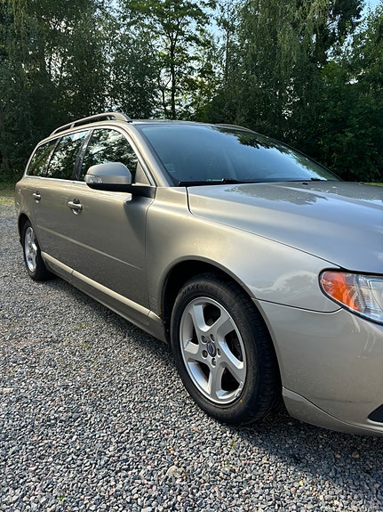 Volvo V70 3 of 5