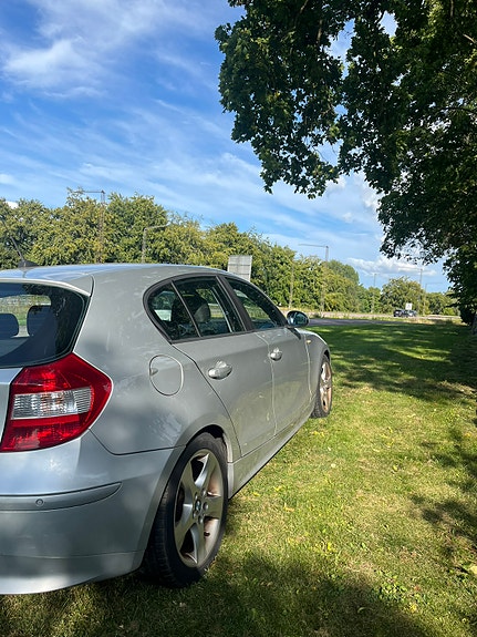 BMW 120i 3 of 5