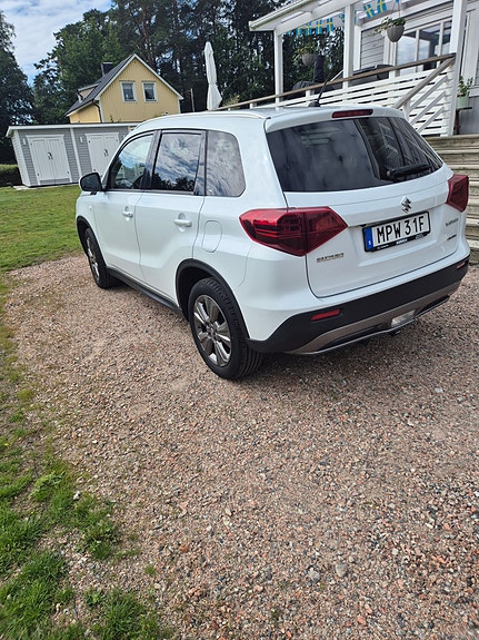 Suzuki Vitara 2 of 5