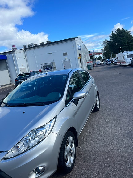 Ford Fiesta 2 of 5