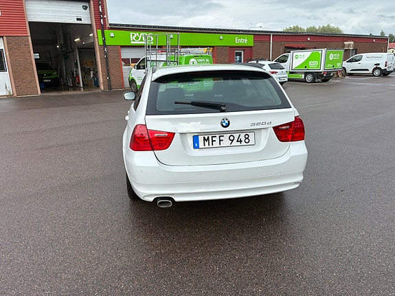 BMW 320d 3 of 5