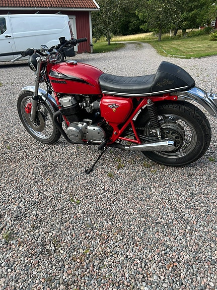 Honda CB 750 Four 2 of 3