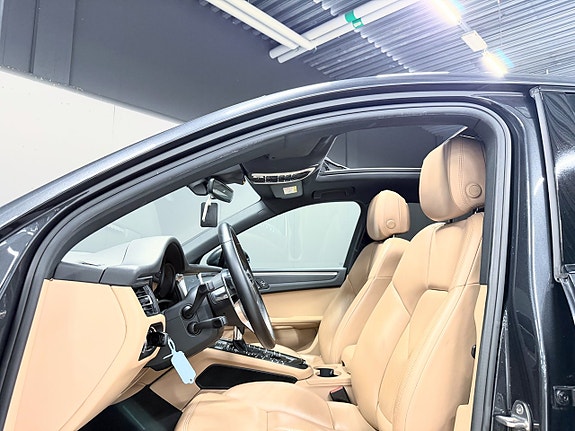 Porsche Macan 13 of 29