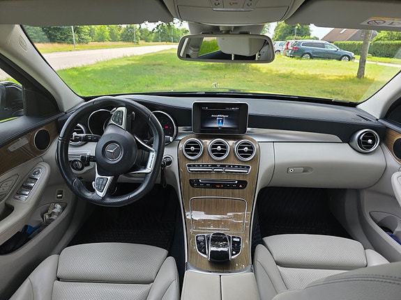 Mercedes-Benz C220 11 of 14