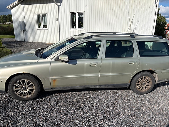 Volvo V70 2 of 5
