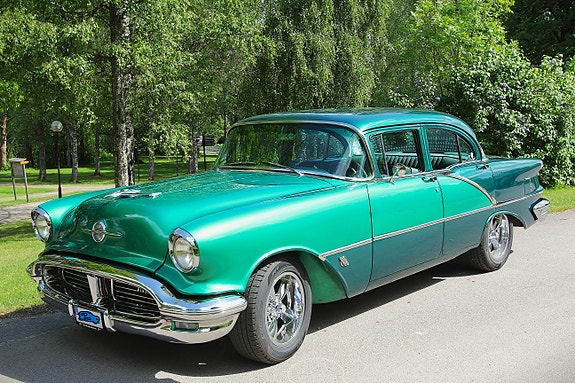 Oldsmobile 88 2 of 27