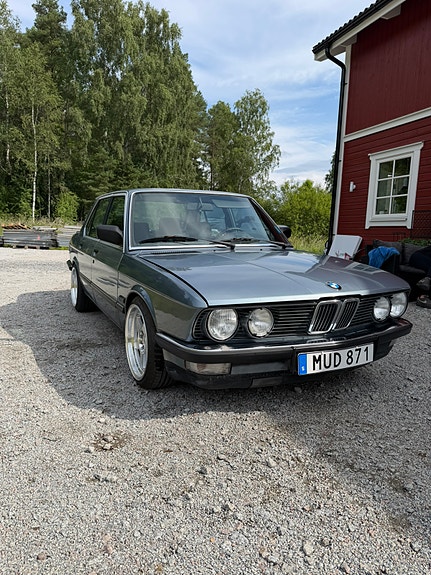 BMW 528i 2 of 2