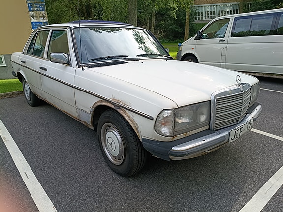 Mercedes-Benz 200 2 of 12