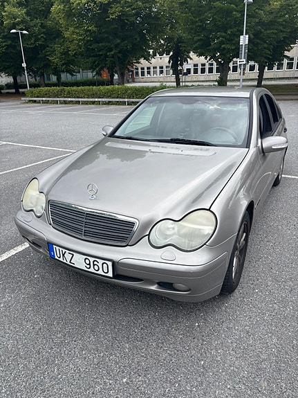 Mercedes-Benz C180 2 of 6