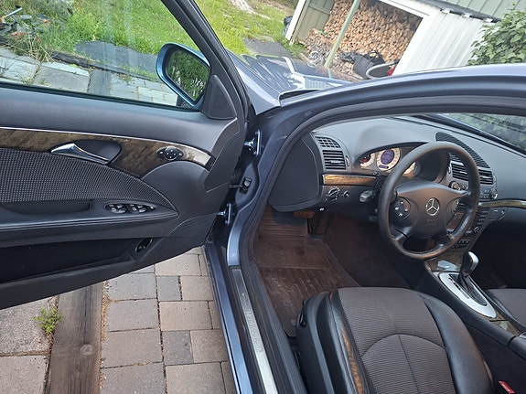 Mercedes-Benz E240 8 of 11