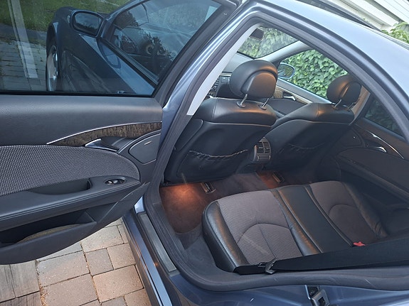 Mercedes-Benz E240 9 of 11