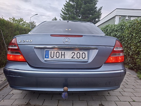 Mercedes-Benz E240 6 of 11