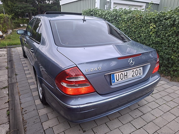 Mercedes-Benz E240 5 of 11