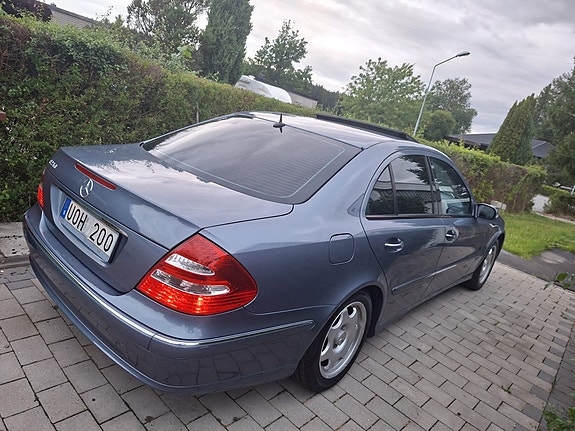 Mercedes-Benz E240 4 of 11