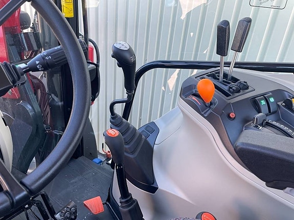 Massey Ferguson 4708M 5 of 6