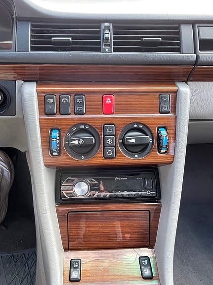 Mercedes-Benz 230 TE 10 of 12