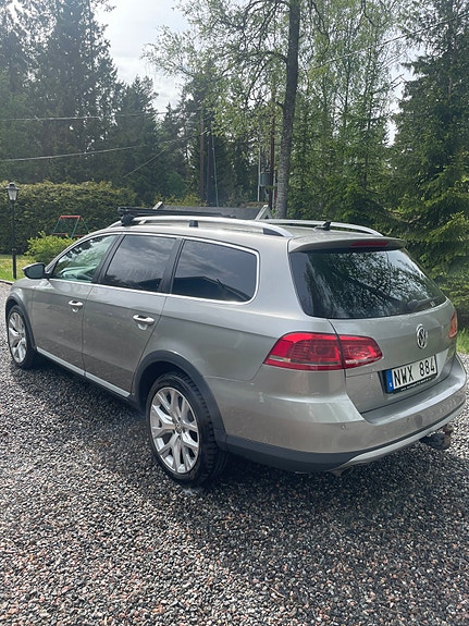 Volkswagen Passat Alltrack 2 of 7