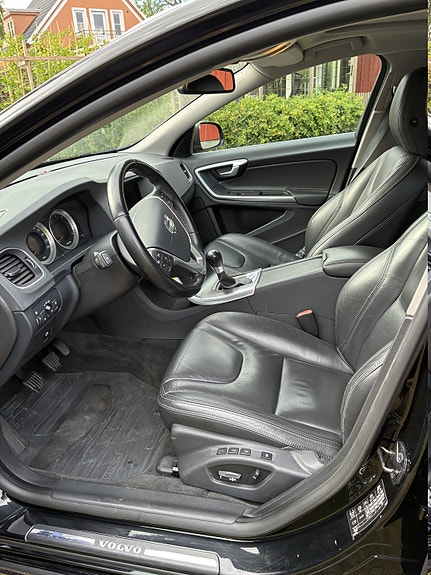 Volvo S60 4 of 5