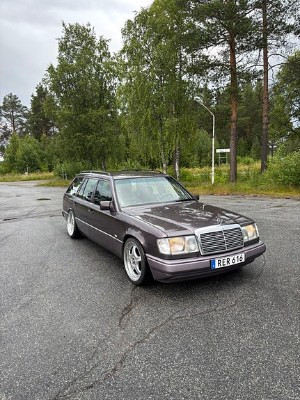Mercedes-Benz 320 TE 2 of 5