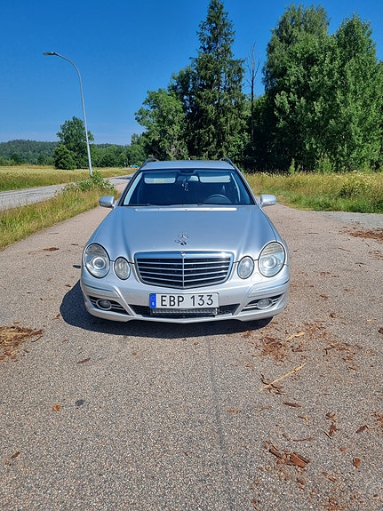 Mercedes-Benz E280 3 of 5