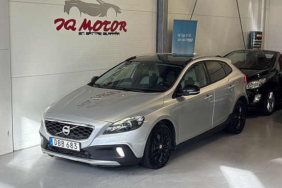 Volvo V40 Cross Country 2 of 5