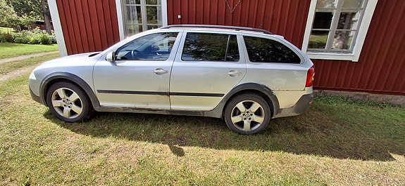 Skoda Octavia Scout 2 of 5