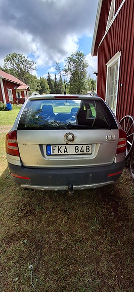 Skoda Octavia Scout 3 of 5