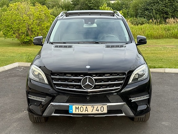 Mercedes-Benz ML350 2 of 5