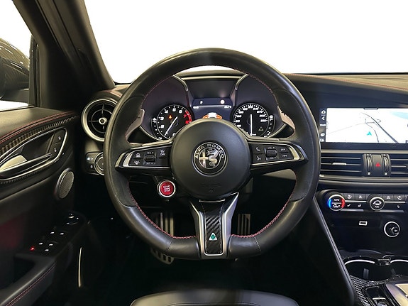 Alfa Romeo Giulia Quadrifoglio 12 of 16