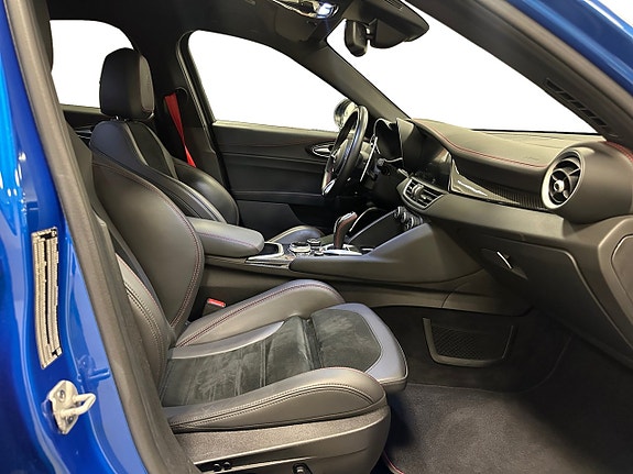 Alfa Romeo Giulia Quadrifoglio 14 of 16