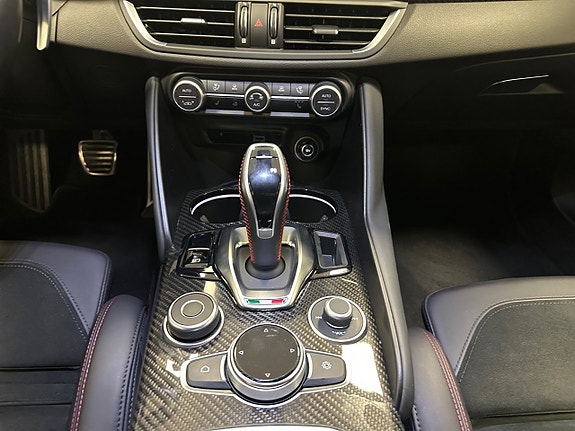 Alfa Romeo Giulia Quadrifoglio 13 of 16