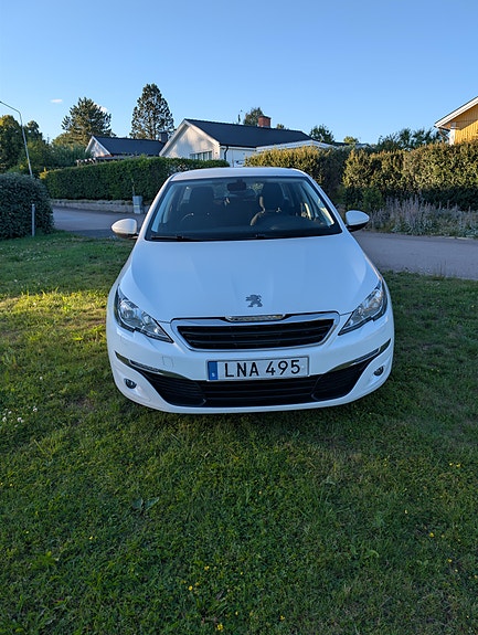 Peugeot 308 SW 2 of 5