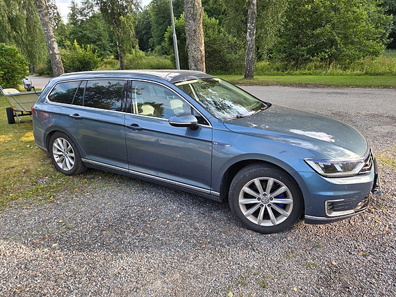 Volkswagen Passat 2 of 4
