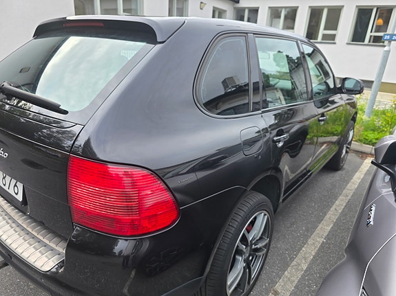Porsche Cayenne Turbo 2 of 5