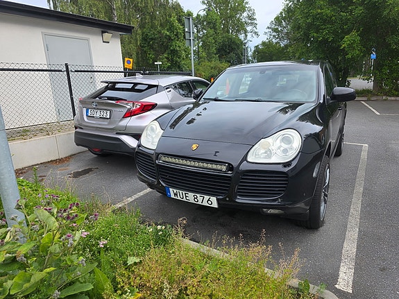 Porsche Cayenne Turbo 4 of 5