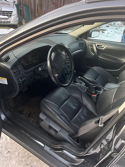 Volvo V70 2 of 2