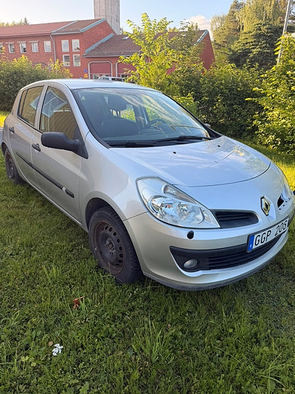 Renault Clio 2 of 5