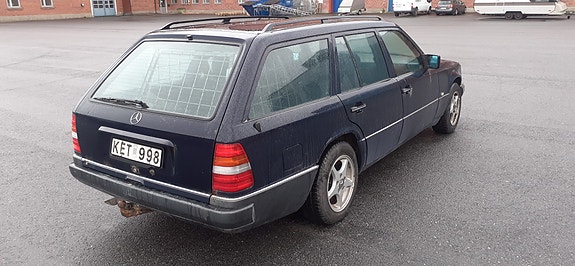 Mercedes-Benz E220 4 of 6