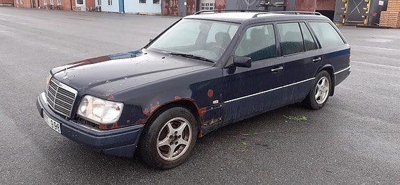 Mercedes-Benz E220 2 of 6