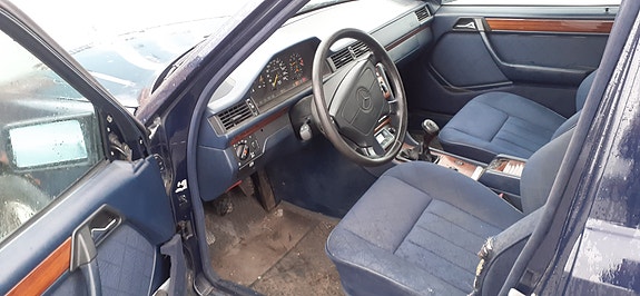 Mercedes-Benz E220 5 of 6