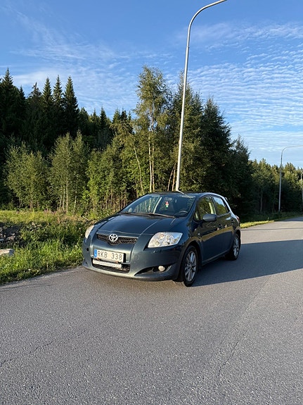 Toyota Auris 2 of 5