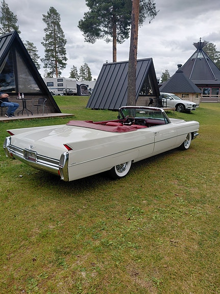 Cadillac Deville 2 of 11