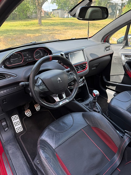 Peugeot 208 3 of 5