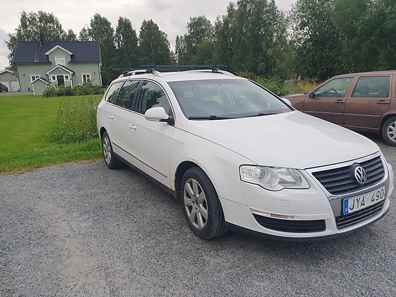 Volkswagen Passat 2 of 5