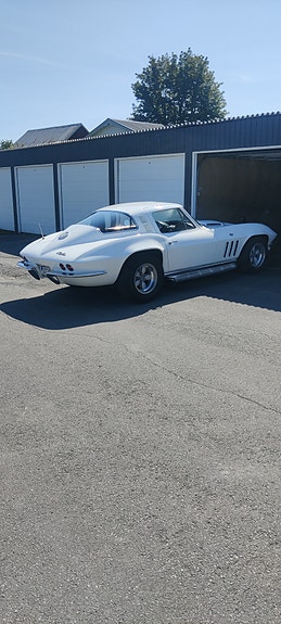 Chevrolet Corvette 3 of 5