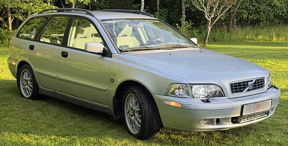 Volvo V40 2 of 11