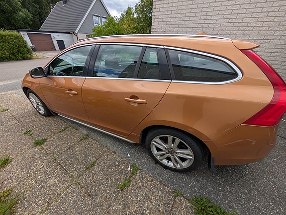 Volvo V60 2 of 5