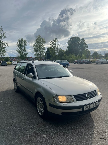 Volkswagen Passat 2 of 5