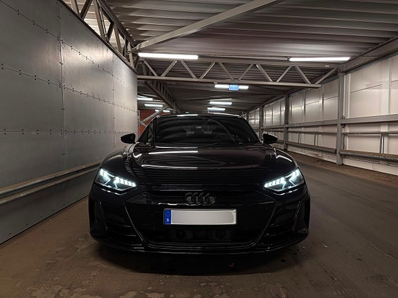 Audi e-tron 3 of 5